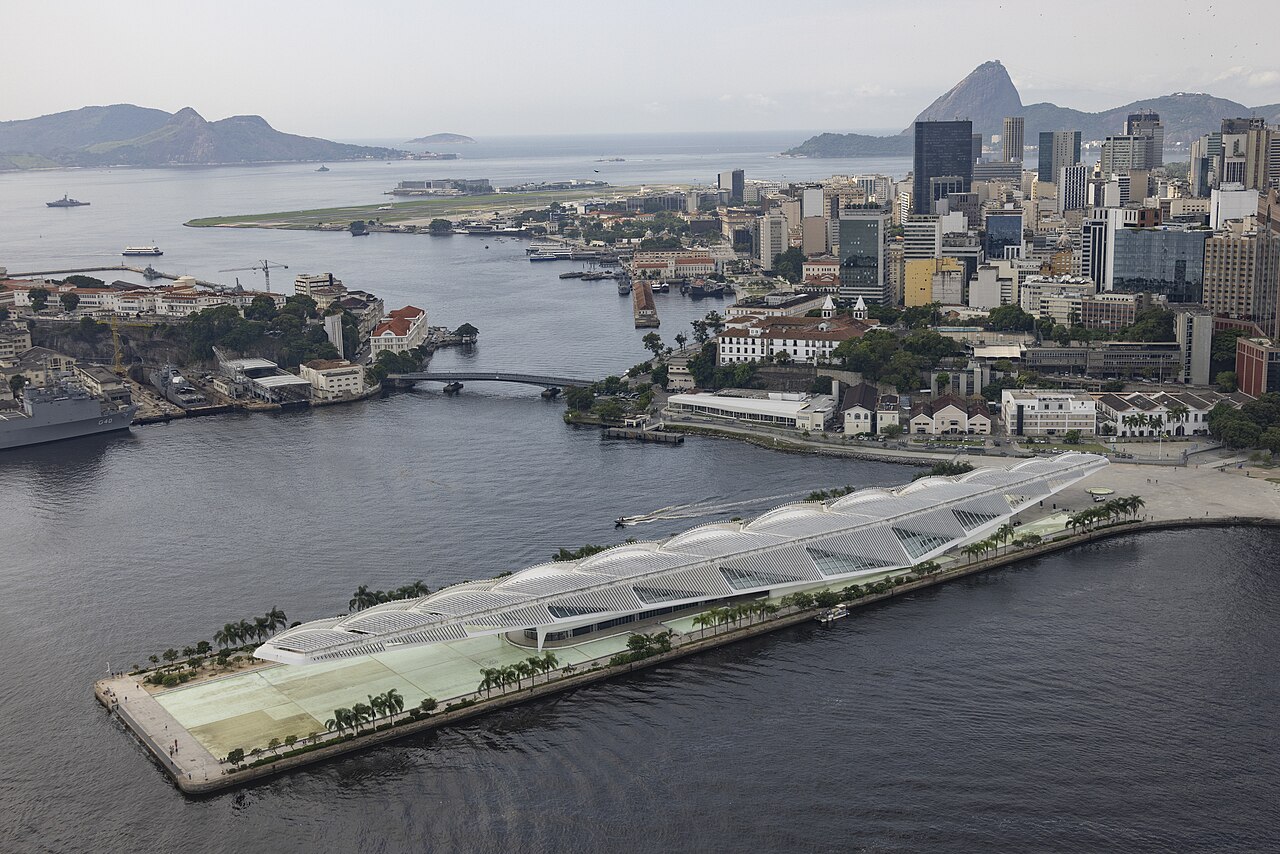Museu do Amanhã no Píer Mauá, estrutura branca de Calatrava, baía e o Pão de Açúcar ao fundo.