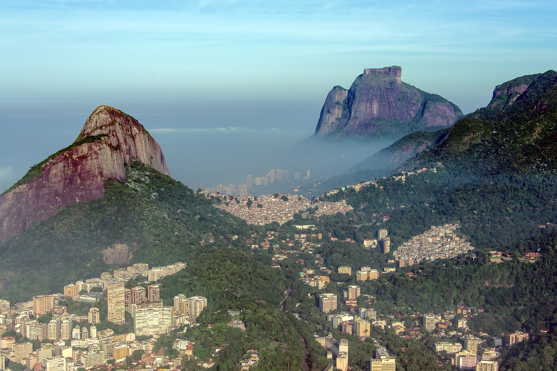 Maciço da Pedra da Gávea acima da névoa no Rio de Janeiro.